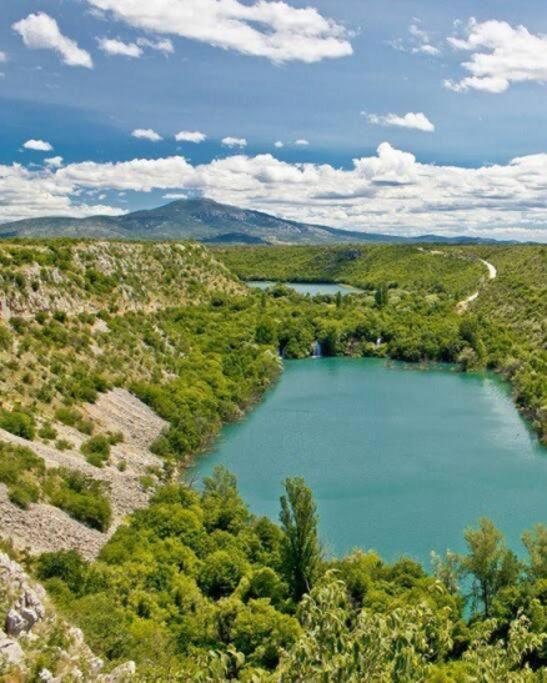 Bedroom For 1, In 100 Y Old Dalmatian House, Under Mountain, 14 Km To Np Krka, 35 Mins Drive To Beach Razvode Екстериор снимка