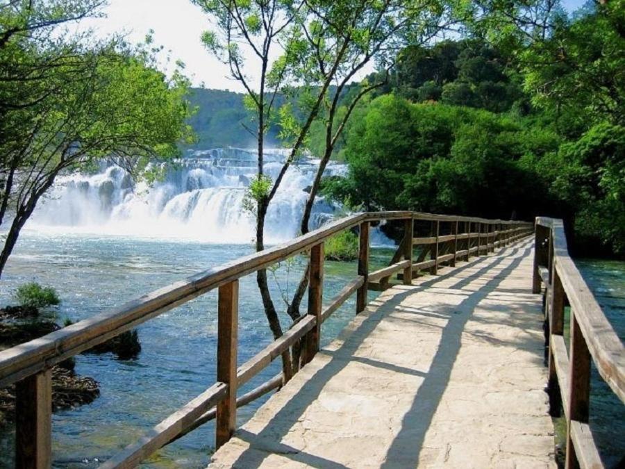 Bedroom For 1, In 100 Y Old Dalmatian House, Under Mountain, 14 Km To Np Krka, 35 Mins Drive To Beach Razvode Екстериор снимка